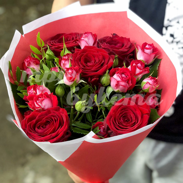 Букет из 5 роз (крупный план - 2)