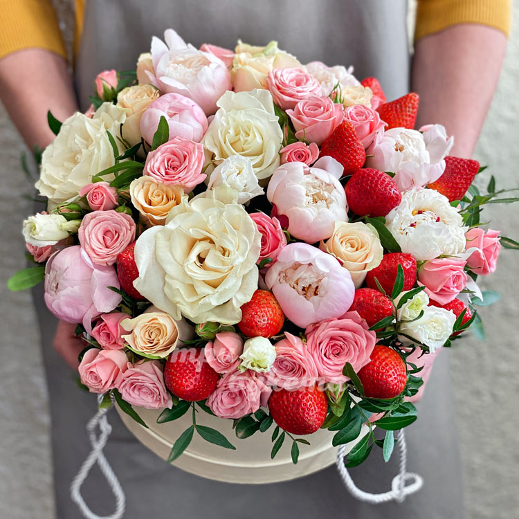 Композиция из клубники и цветов