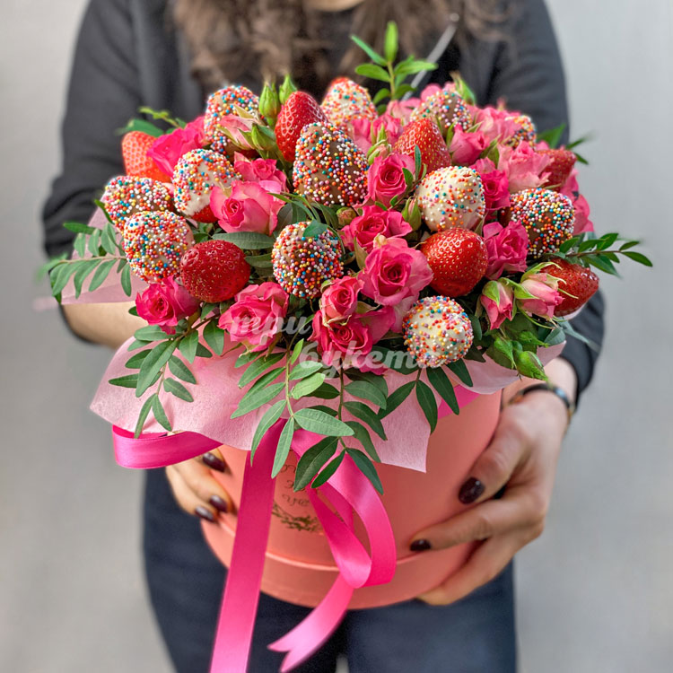 Кустовые розы и клубника в коробке (крупный план)