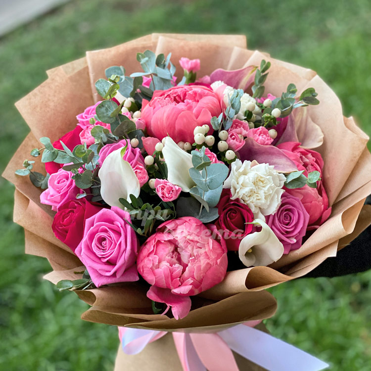 Букет из пионов в крафт-бумаге (крупный план)