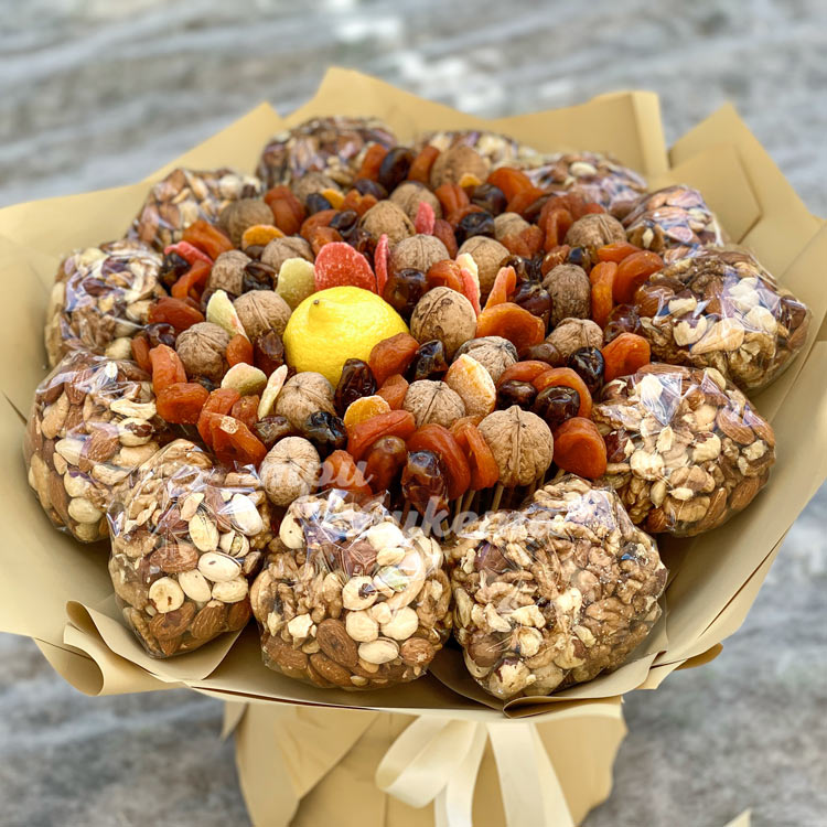 Букет из разных орехов (на полу)