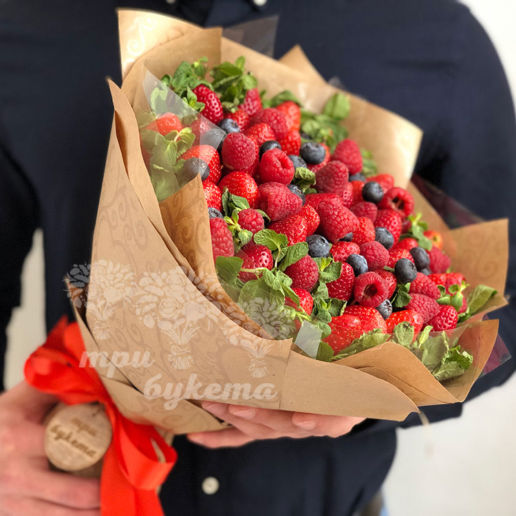 Букет из клубники, малины и черники (вид 3)