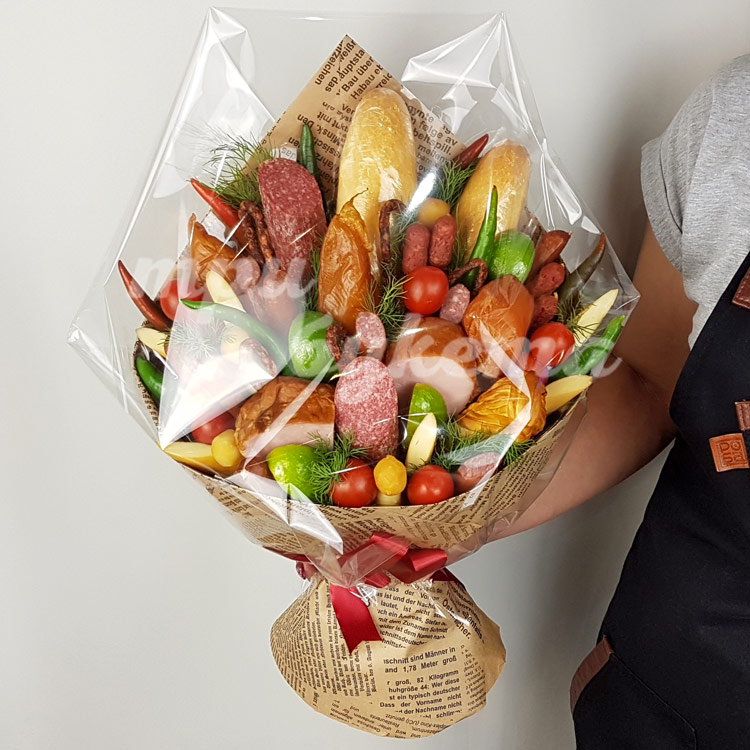 Букет из копченого мяса и сыра (в руке)