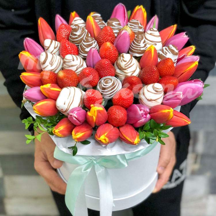 Клубника и тюльпаны в коробке (крупный план)