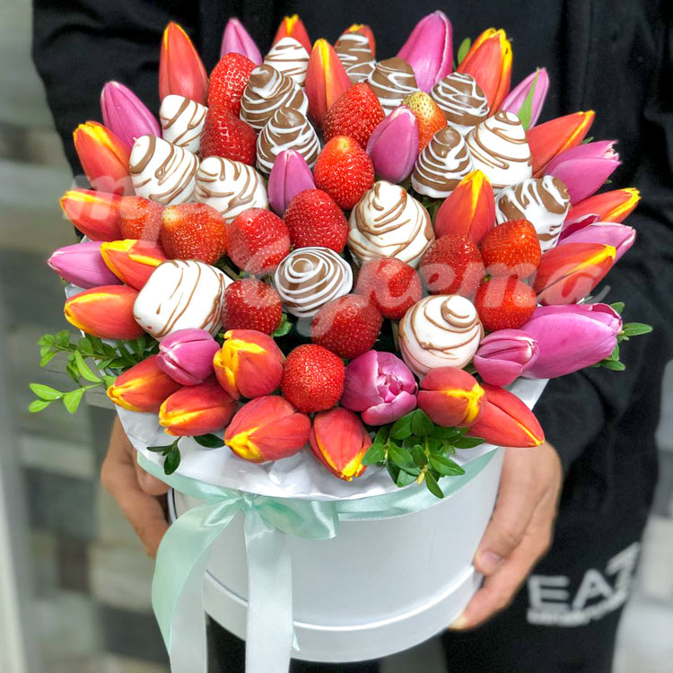 Клубника и тюльпаны в коробке (в руках под углом)