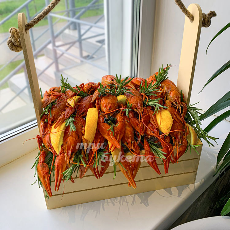 Раки и лимон в ящике (у окна)