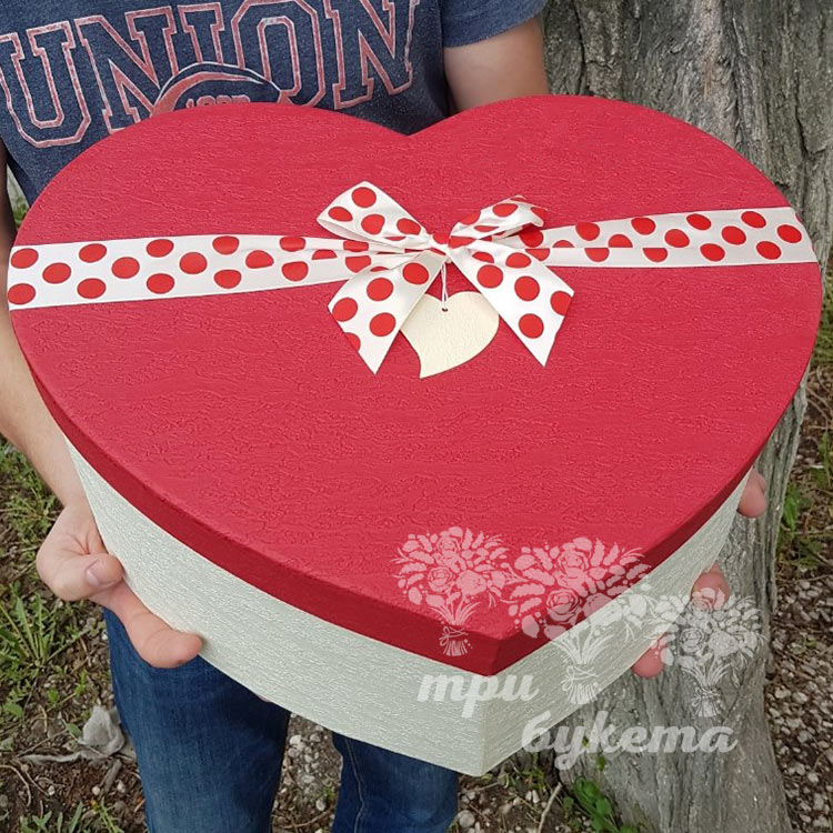 Коробка-сердце с цветами для мамы