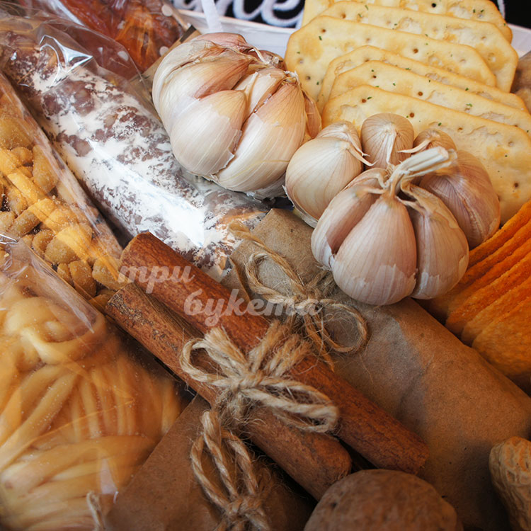 Коробка-сердце с закуской (вблизи)