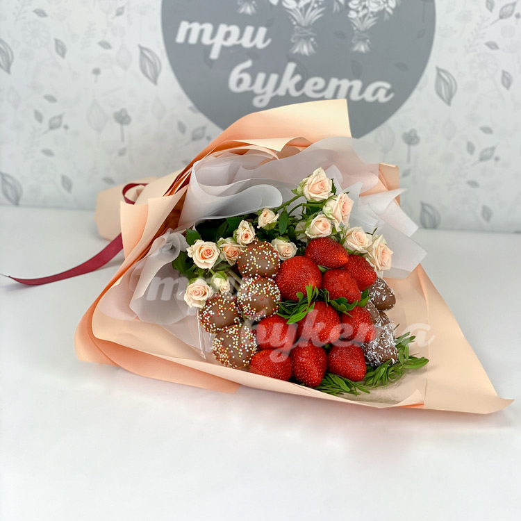 Букет из клубники и белых роз (вид сбоку)