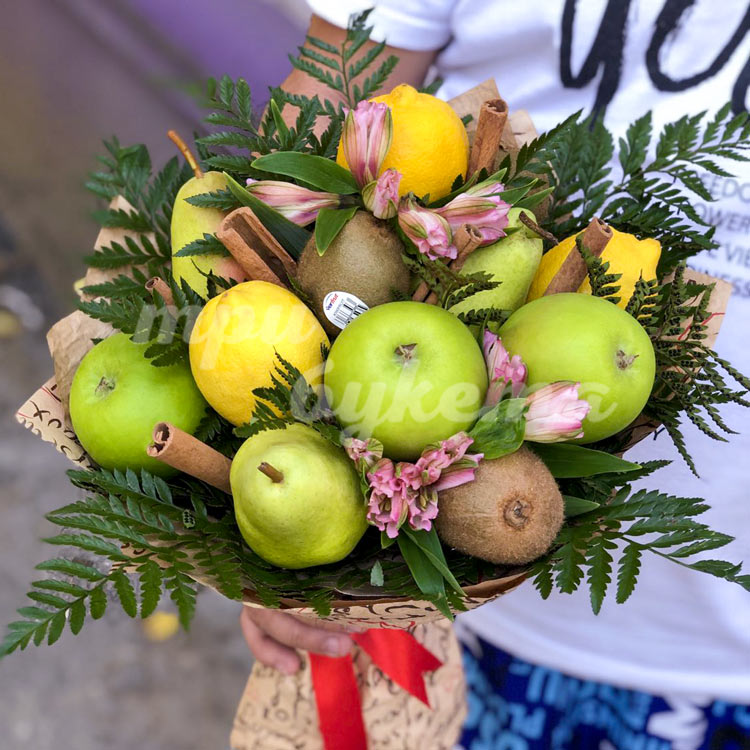 Букет из яблок, груш и лимонов (в руках)
