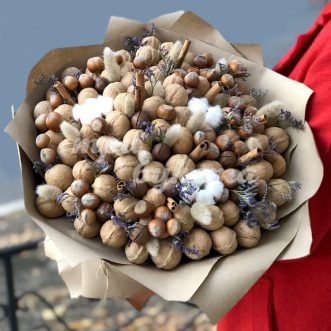 Букет из грецких орехов и фундука