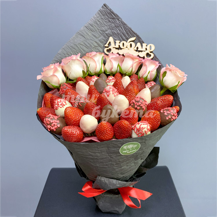 Букет из клубники и роз «Люблю»