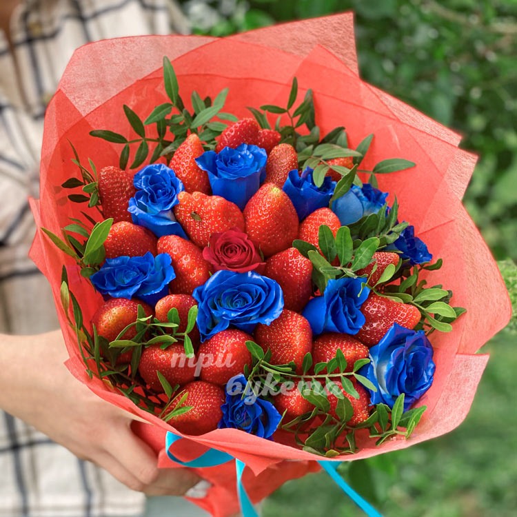 Букет из синих роз и клубники (вид сверху)