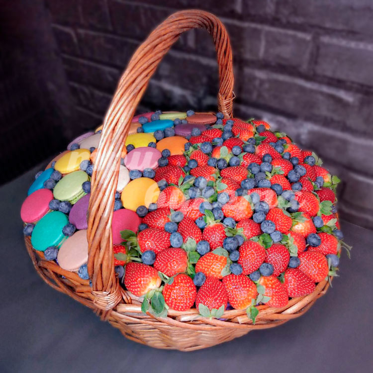 Корзина с макарунами и клубникой