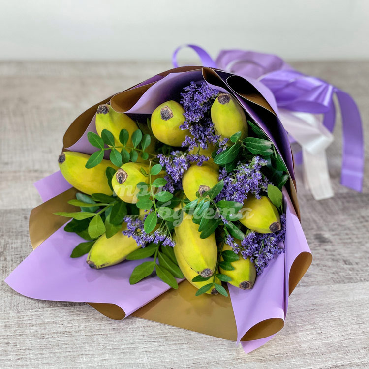 Букет из мини-бананов и статицы (крупный план)