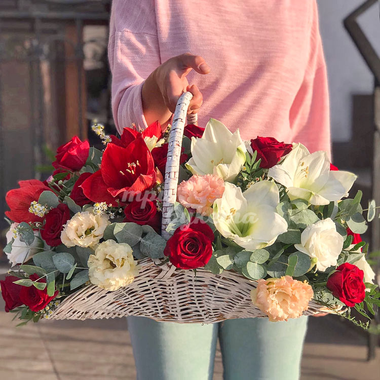 Корзина с амариллисами и розами