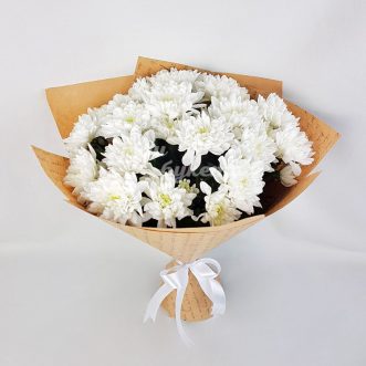 Букет из белых хризантем в крафте