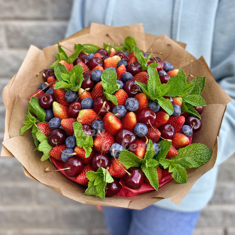 Букет из клубники и черешни (вид сверху)