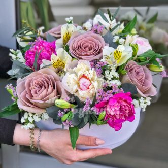 Коробка альстромерий, роз и пионов