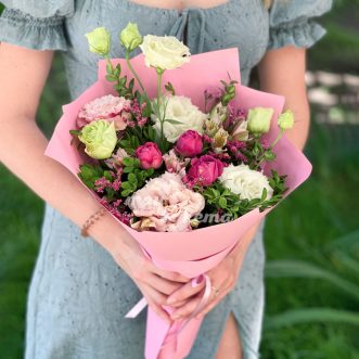 Букет из эустом и кустовой розы Букет из эустом и кустовой розы