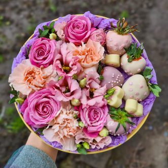 Комп. цветов с клубникой в шоколаде