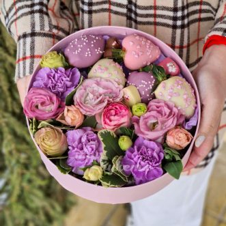 Комп. из 5 клубник в шоколаде с цветами