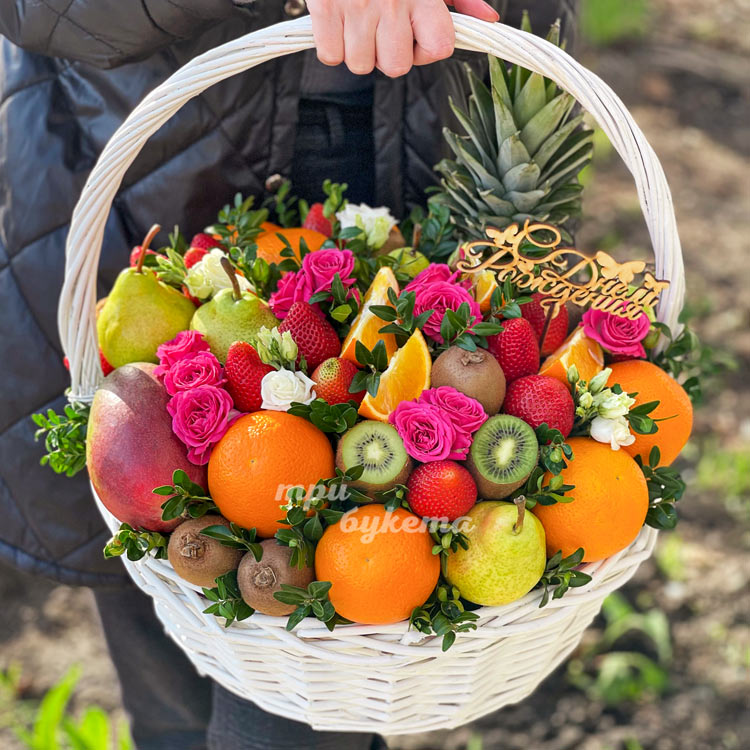 Корзина фруктов и роз на день рождения