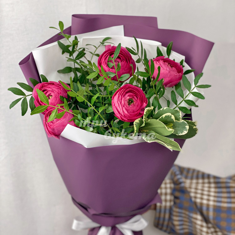 Букет из 5 розовых ранункулюсов