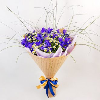Букет из ирисов и ромашек
