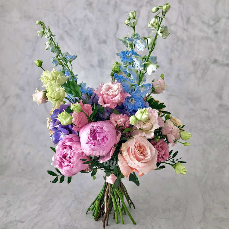 Букет из пионов и дельфиниума