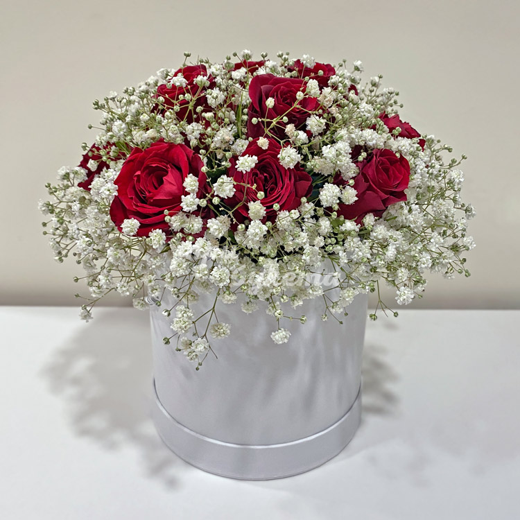 Гипсофила и розы в шляпной коробке