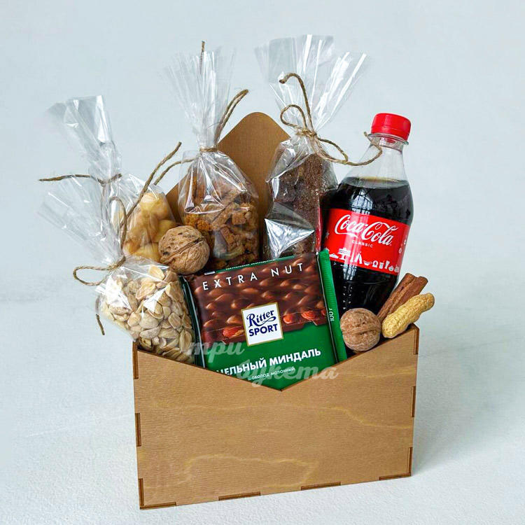 konvert-na-23-fevralya-s-koloj-i-snekami