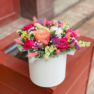 Яркая коробка с розами и статицей