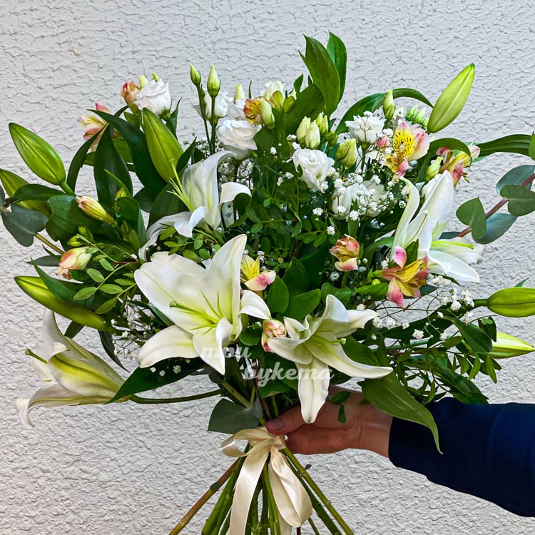 Букет белых лилий и альстромерий с зеленью (крупный план)