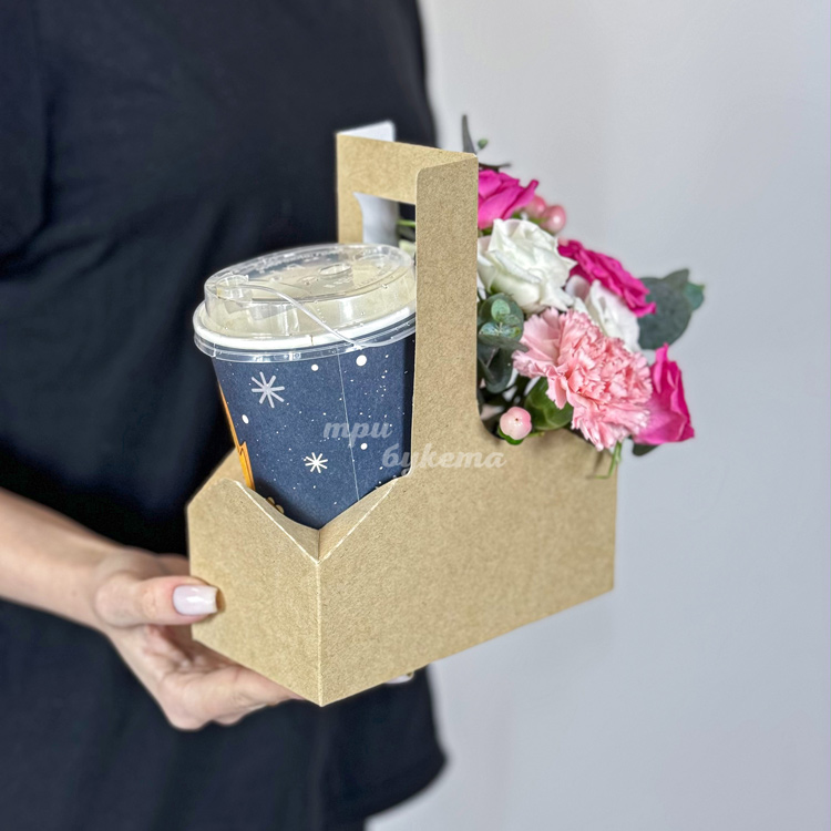 Коробочка с кофе, розами и гвоздикой (ракурс на стакан кофе)