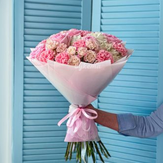 Розовый букет роз, диантусов и гортензий