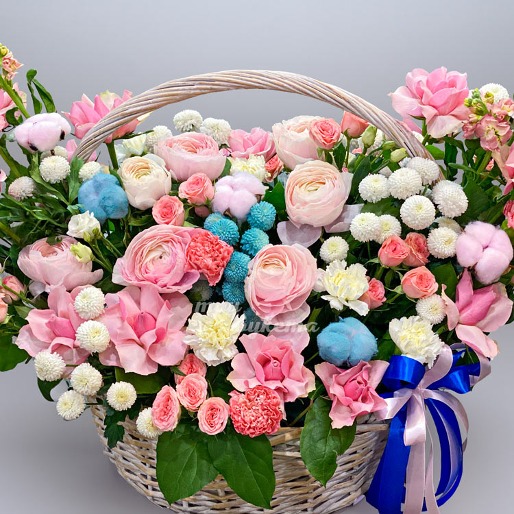 Яркая корзина хризантем, ранункулюсов и роз (крупный план)