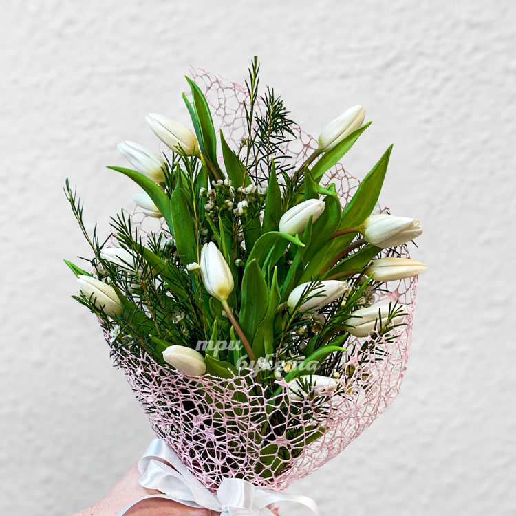 Букет белых тюльпанов с хамелациумом (крупный план)