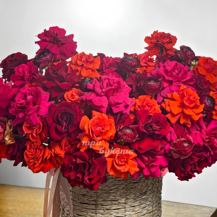 Кашпо бордовых, розовых и оранжевых роз (крупный план)