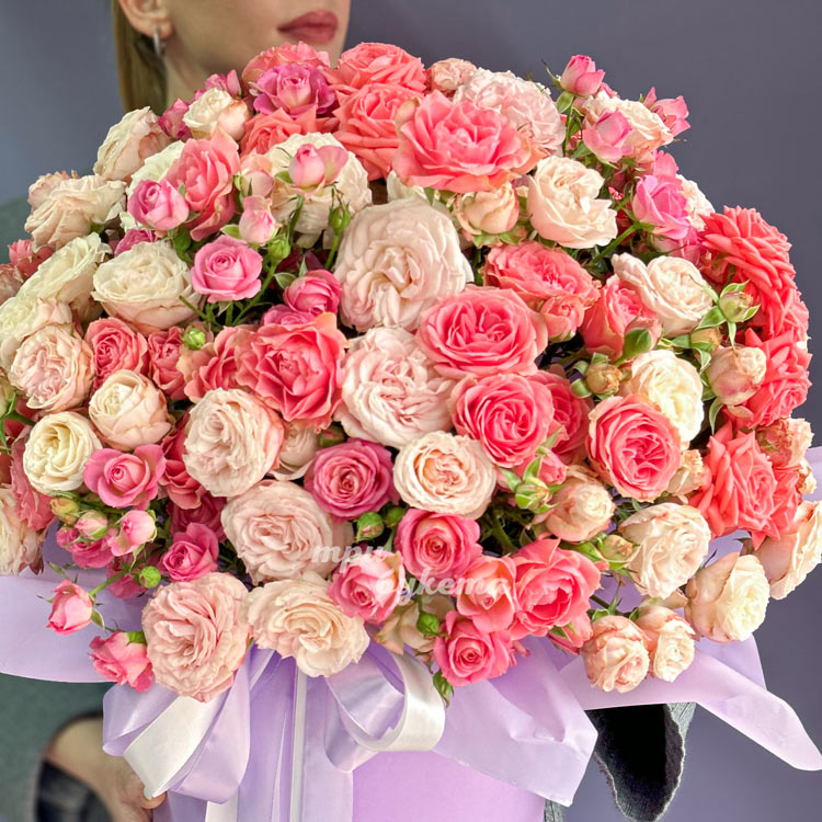 Коробка розовых и кремовых кустовых роз (крупный план)