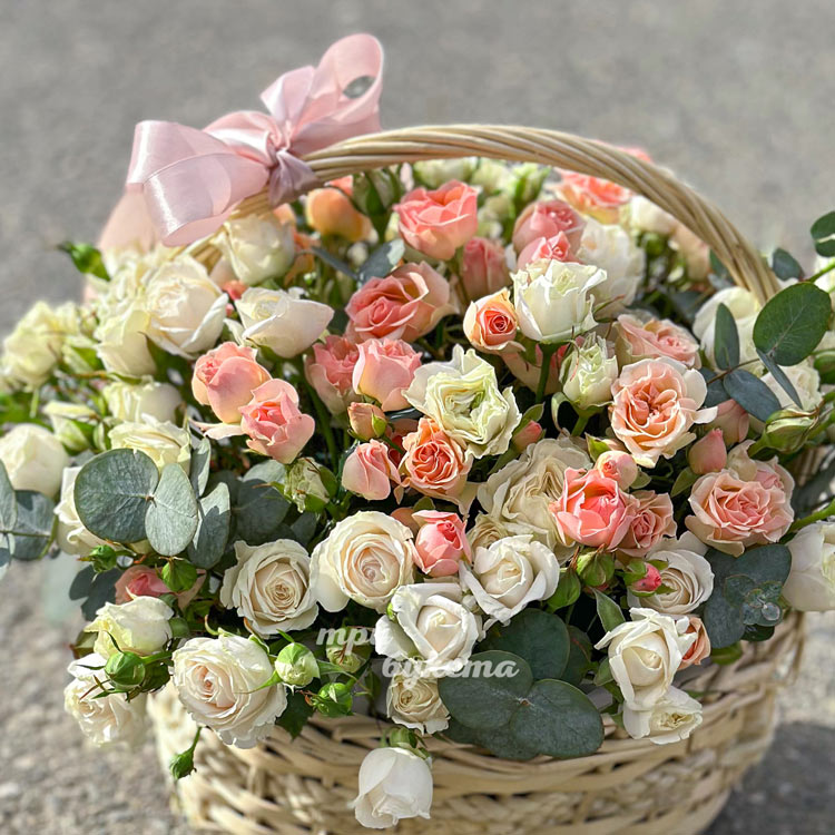 Корзина кустовых роз с эвкалиптом (крупный план)