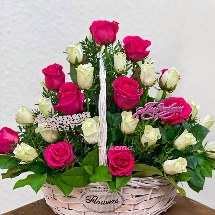 Корзина роз с зеленью для дочки (крупный план)