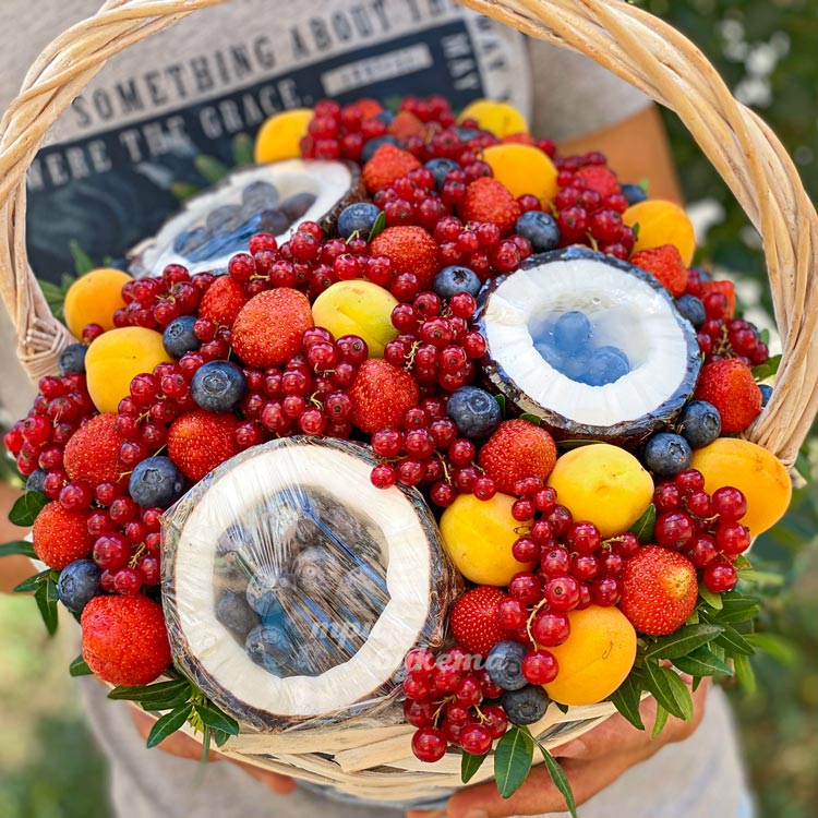 Корзина ягод с абрикосами и кокосом (крупный план)