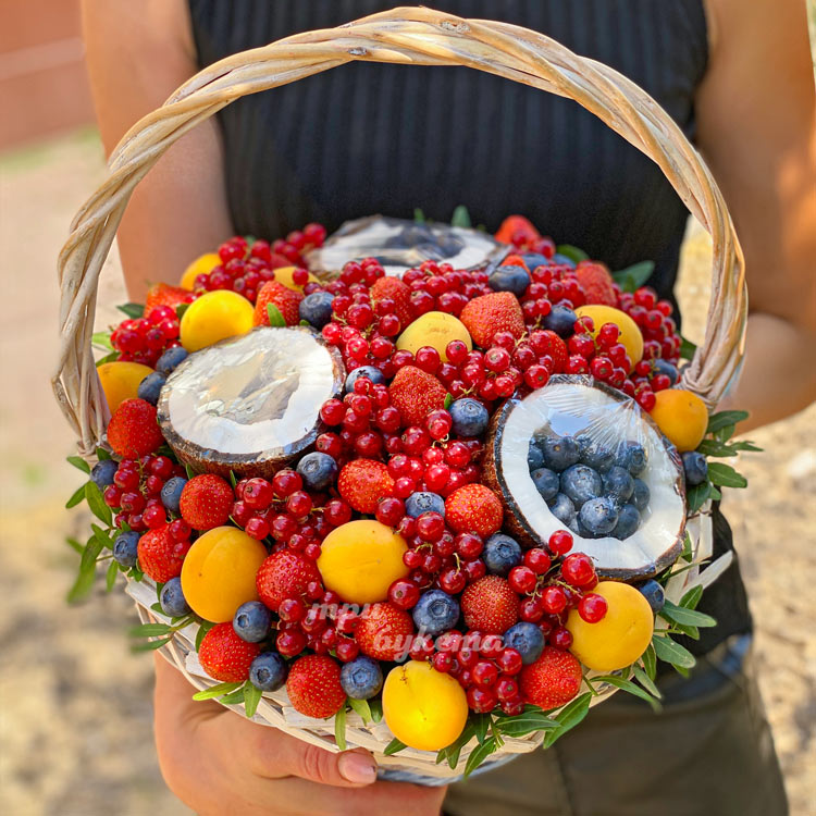 Корзина ягод с абрикосами и кокосом (в руках флориста)