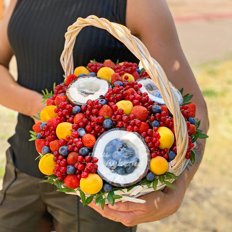 Корзина ягод с абрикосами и кокосом