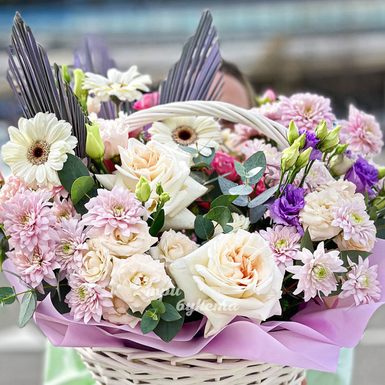 Корзина ярких хризантем, гербер и роз (крупный план)