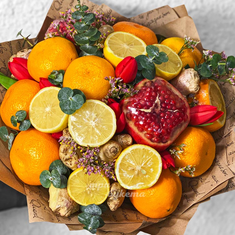 Букет цитрусовых с имбирем и тюльпанами (крупный план)