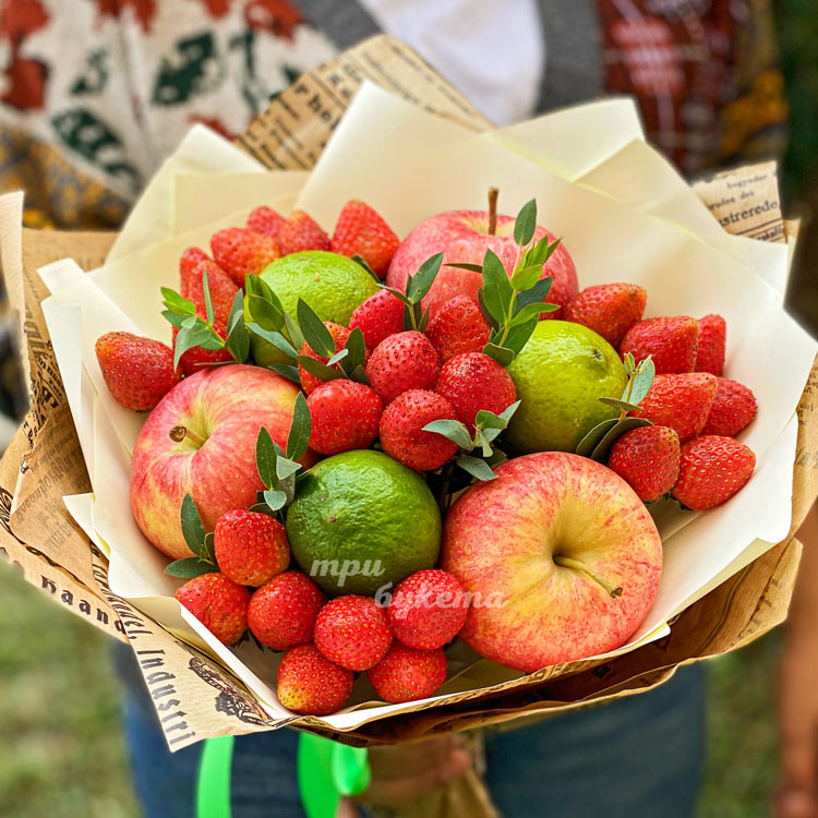 Букет клубники с яблоками и лаймами (крупный план)