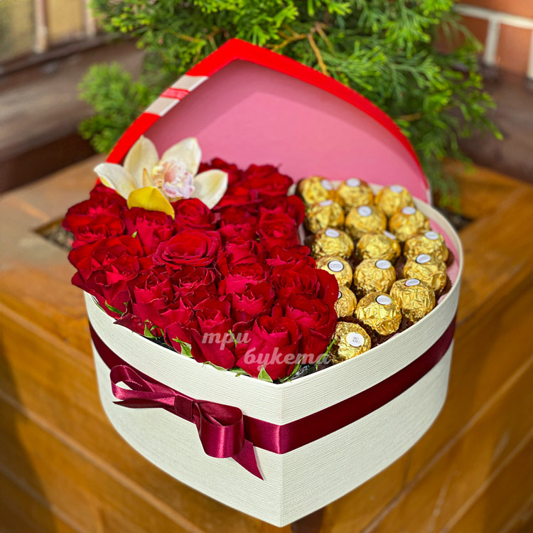 Коробка-сердце с 33 розами и конфетами (вид спереди)