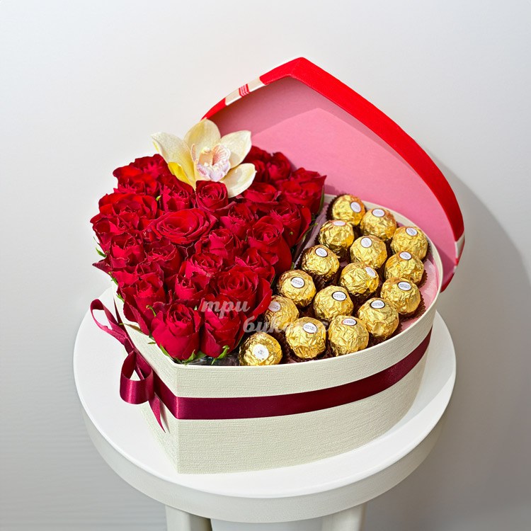 Коробка-сердце с 33 розами и конфетами